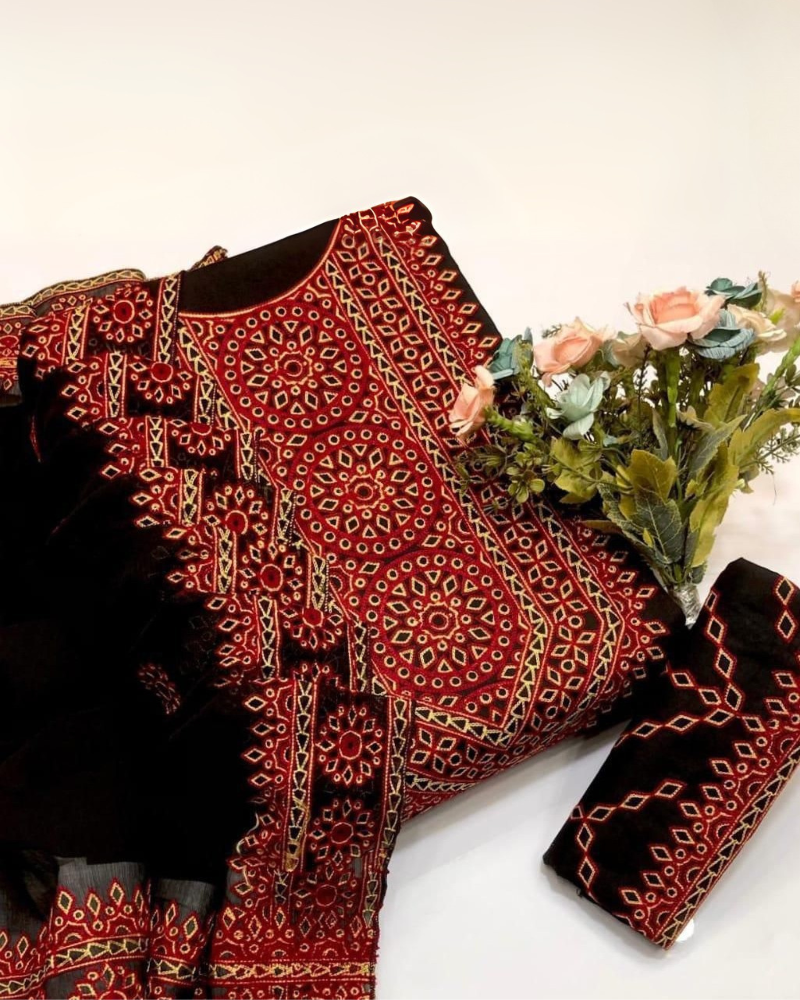 New Summer Arrival – Sindhi Aari Embroidered Lawn 3pc Suit