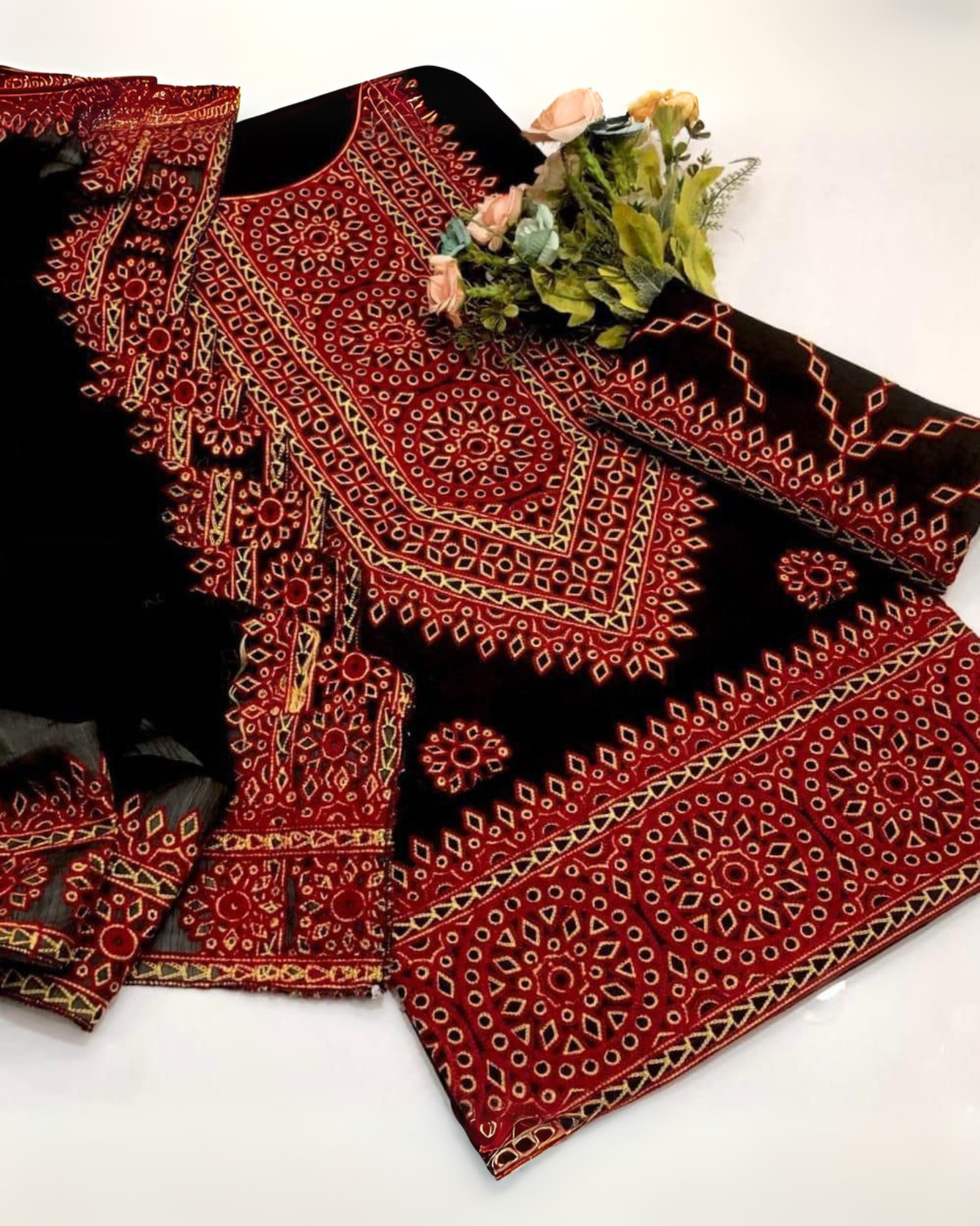 New Summer Arrival – Sindhi Aari Embroidered Lawn 3pc Suit